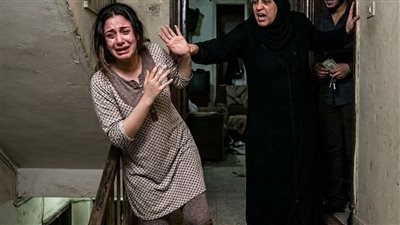 كانت قاعده بتقلب بقلم نور محمد